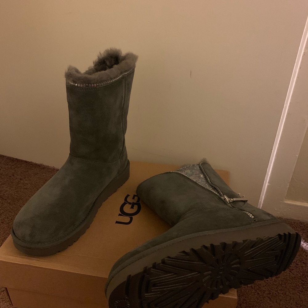 NIB UGG Classic Zip Boots - Picture 4 of 4